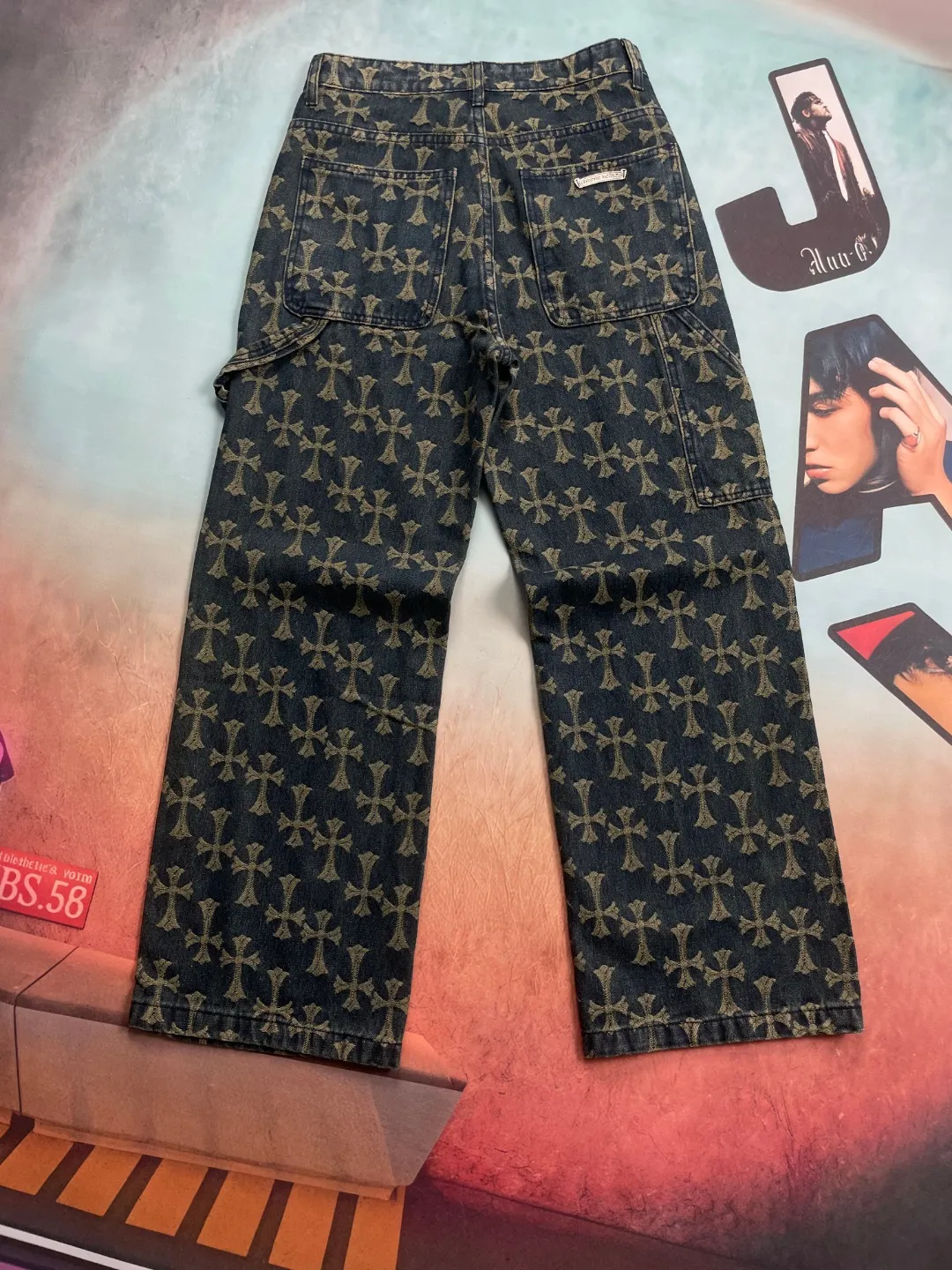 🅿️250 🔘Style No.-KL311 🔘Cro Heart𝐂𝐡𝐫𝐨𝐦𝐞 𝐇𝐞𝐚𝐫𝐭 CH All-over Printed Jacquard Bootcut Jeans* This new 2024 autumn cross-printed jeans continues the unique style of Croix Heart. The iconic cross is printed all over the design, which is eye-catching and unique, highlighting the brand's genes. Made of 100% denim cotton fabric with heavy thread count, it is stiff and stylish, maintaining a tough appearance while being soft and skin-friendly, breathable and comfortable, suitable for daily wear. The silver buckle design on the lapel adds a refined texture, and the custom hardware details are exquisite to enhance the overall style. The dark yellow cross logo is all over the body of the pants, which is generous and individual without being too exaggerated. Designed in the same style for couples, both men and women can easily wear it. Complete with three standards, it is different from the ordinary version, and the quality is guaranteed. Whether it is paired with a simple T-shirt to create a casual style, or combined with a personalized top to show a trendy feel, it can be perfectly adapted.  Size: S M L XL XXL (28.30.32.34.36) Color: Blue